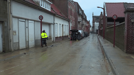 La décrue a enfin commencé dans le Pas-de-Calais, vendredi 5 janvier. Elle pourrait prendre plusieurs jours ou plusieurs semaines.