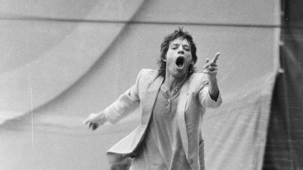 Mike Jagger est reconnaissable entre mille : taille de guêpe, lèvres pulpeuses. Il marque les esprits par ses danses désarticulées et ses concerts endiablés. (MALTE OSSOWSKI/SVEN SIMON / SVEN SIMON / AFP)