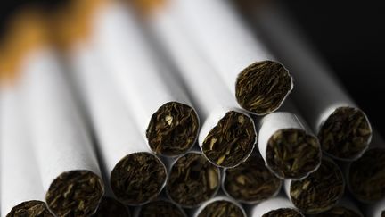 Les cigarettiers sont soup&ccedil;onn&eacute;s d'entente ill&eacute;gale sur les prix par un collectif de fumeurs. (JOEL SAGET / AFP)