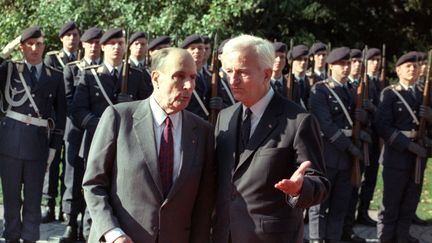 François Mitterrand avec le président fédéral allemand, Richard von Weizsaecker,&nbsp;en octobre 1987 à Bonn. (MAXPPP)