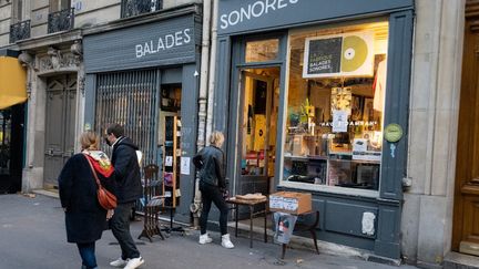 Un disquaire ouvert durant le confinement après avoir mis en place un dispositif de "Click and collect", le 7 novembre 2020 à Paris. (SANDRINE MARTY / HANS LUCAS / AFP)