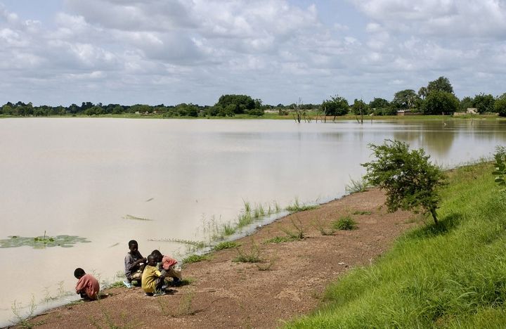 Le lac de barrage de Pouni au Burkina Faso. Une retenue artificielle afin d'assurer des réserves d'eau pour l'agriculture. (PHILIPPE ROY / PHILIPPE ROY)