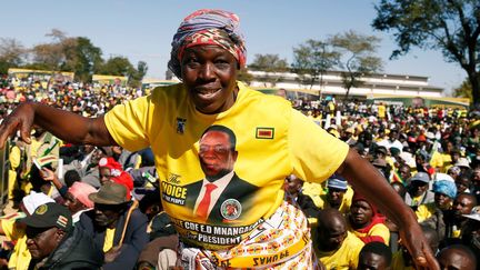 Des partisans d'Emmerson Mnangagwa lors d'un meeting électoral à Mhondoro (Zimbabwe), le 24 juillet 2018. (REUTERS/Philimon Bulawayo Mhondoro)