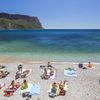 Des vacanciers sur la plage de Cassis (Bouches-du-Rhône), le 7 mai 2017. (CAVALIER MICHEL / HEMIS.FR / AFP)