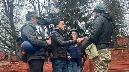 Le&nbsp;caméraman Pierre Zakrzewski, le journaliste américain Trey Yingst et la journaliste ukrainienne Oleksandra "Sasha" Kuvshynova en reportage en Ukraine. Une image diffusée par Fox News le 15 mars 2022.&nbsp;&nbsp; (FOX NEWS / AFP)