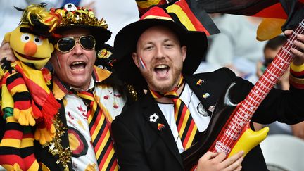 Des supporters allemands dans les tribunes du stade Pierre Mauroy de Villeneuve d'Ascq, avant le huiti&egrave;me de finale de l'Euro contre la Slovaquie, le 26 juin 2016. (PHILIPPE HUGUEN / AFP)