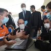 Le Premier ministre Jean Castex et le ministre de la Santé Olivier Véran&nbsp;envisite à Mont-de-Marsan&nbsp;(Landes), le 24 juin 2021. (GAIZKA IROZ / AFP)