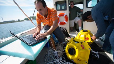 Des chercheurs de l'universit&eacute; de Buffalo testent leur syst&egrave;me de r&eacute;seau sans fil sous-marin sur le lac Erie, dans le nord-est des Etats-Unis. (DOUGLAS LEVRE / UNIVERSITY AT BUFFALO)