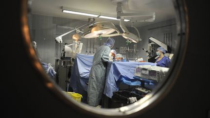 Illustration d'une opération de greffe à l'hôpital. Avec les déprogrammations liées à l'épidémie de Covid-19, les délais d'attentes pour les personnes en attente de greffe s'allongent. (DAVID ADEMAS / MAXPPP)