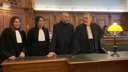 Farid El Hairy et ses avocats, dans la salle d'audience de la cour de révision, à Paris, le 15 décembre 2022. (LAURIANE DELANOE / FRANCE INFO)