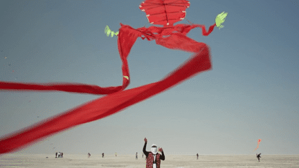 Chaque année, des centaines d’amateurs venus du monde entier se réunissent en Inde pour faire voler leurs plus beaux cerfs-volants. À ce concours se mêle un jeu qui consiste à couper les ailes de ses concurrents. (FRANCE 2)