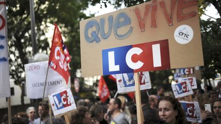 Des employ&eacute;s de LCI manifestent contre des suppressions de postes au sein du groupe TF1, le 2 octobre 2014, &agrave; Paris. (STEPHANE DE SAKUTIN / AFP)