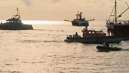 Des&nbsp;bateaux de pêche français se sont opposés à des chalutiers britanniques venus pêcher la coquille Saint-Jacques au large de la Normandie le 28 août 2018. (capture d'écran France 2)