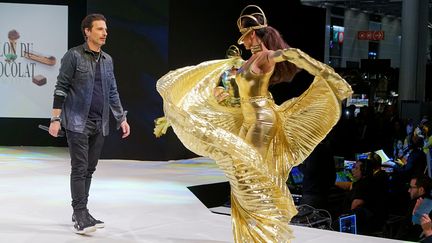 27 octobre 2016. Richard Orlinski et ses danseurs sur scène durant le défilé du Salon du Chocolat.&nbsp; (BERNARD MENIGAULT / CORBIS NEWS)