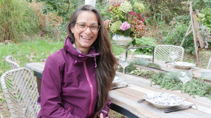 Aurore Ducreux cultive ses plantes dans sa Pépinière de la Roche Saint-Louis, à Sainte-Pazanne (44).&nbsp; (ISABELLE MORAND / RADIO FRANCE / FRANCE INFO)