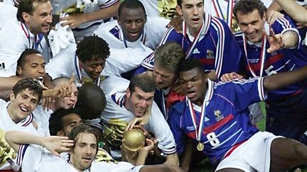 L'équipe de France victorieuse, le 12 juillet 1998, face au Brésil pour son premier titre de championne du monde.&nbsp; (PASCAL GEORGE / AFP)