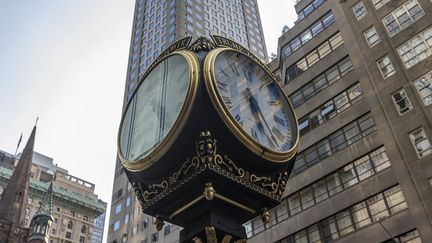 L'entrée principale de la Trump Tower, situé sur la Cinquième Avenue à Midtown Manhattan, le 21 novembre 2023, à New York (Etats-Unis). (NICOLAS ECONOMOU / NURPHOTO / AFP)