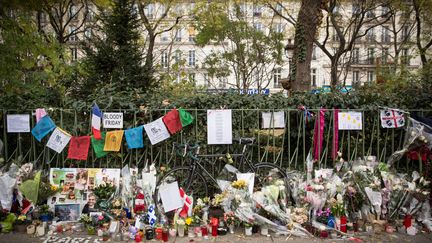 Fleurs, cartes et messages ont été déposés en face de la salle de concert du Bataclan le 13 novembre 2015, à Paris. (CHRISTIAN CHARISIUS / DPA)