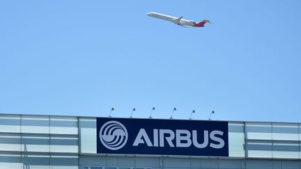  (Le groupe Airbus pourrait devoir payer une très lourde amende © REMY GABALDA / AFP)