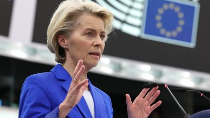 La présidente de la Commission européenne, Ursula von der Leyen, lors d'une session plénière au Parlement européen à Strasbourg, le 18 octobre 2023. (FREDERICK FLORIN / AFP)