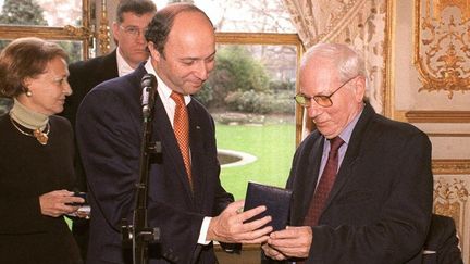 Le 16 décembre 1997, à Paris, Yoram Kaniuk (à droite) recevait des mains de Laurent Fabius, alors président de l'Assemblée nationale, le prix littéraire des Droits de l'Homme, qu'il partageait avec l'écrivain palestinien Emile Habibi, disparu un an plus tôt.
 (Jack Guez / AFP)