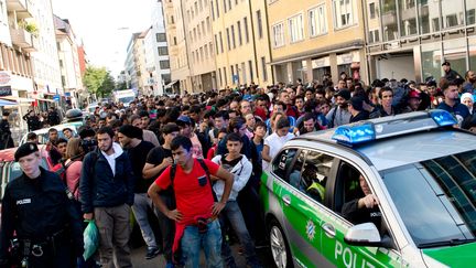 Des r&eacute;fugi&eacute;s arriv&eacute;s en train &agrave; Munich sont escort&eacute;s vers des h&eacute;bergements, le 12 septembre 2012. (SVEN HOPPE / DPA / AFP)