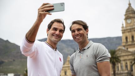 Roger Federer et Rafael Nadal après un match d'exhibition au Cap (Afrique du Sud), le 10 octobre 2024. (NIC BOTHMA / EPA / AFP)