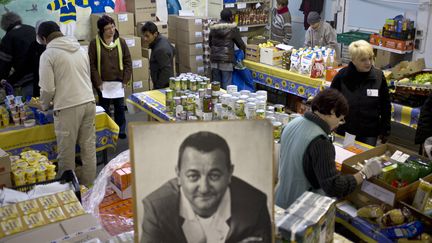 Les Restos du coeur, créés en 1985 par Coluche, entament leur 33e campagne d'hiver, ici à Villeurbanne, au profit des plus démunis. (JEAN-PHILIPPE KSIAZEK / AFP)