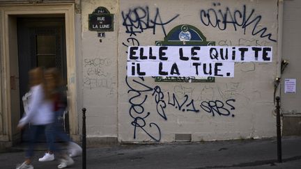 Un&nbsp;message écrit sur un mur dédié à la mémoire des femmes tuées par leur conjoint ou ex-conjoint, le 6 septembre 2019 à Paris. (LIONEL BONAVENTURE / AFP)