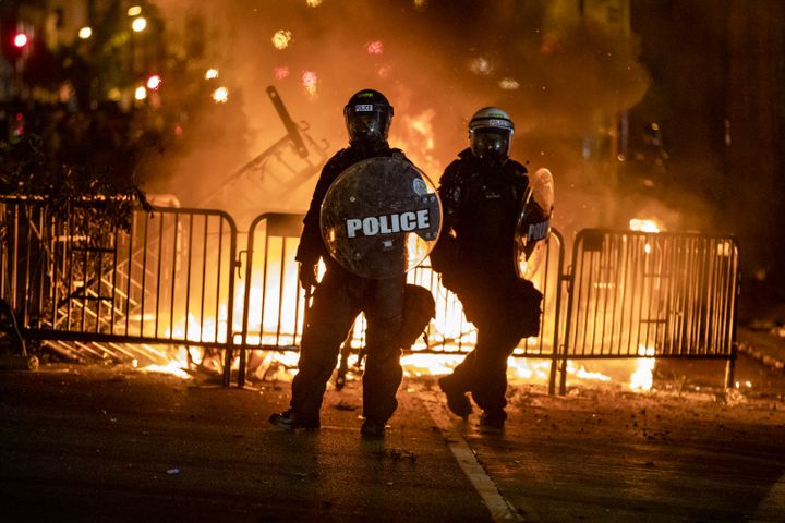 Les forces de l'ordre interviennent durant une manifestation contre les violences policières et le racisme devant la Maison Blanche, à Washington (Etats-Unis), le 31 mai 2020. (SAMUEL CORUM / AFP)