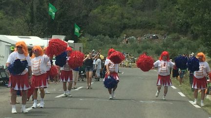  (Des "pompoms boys" sur le bord de la route © RF/BS)