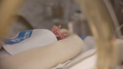 Un bébé pris en charge dans un hôpital, le 3 février 2017. (Photo d'illustration)&nbsp; (IMAGE TAKEN BY MAYTE TORRES / MOMENT RF / GETTY IMAGES)