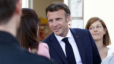 Le président Emmanuel Macron en visite à l'école Menpenti, à Marseille, le 2 juin 2022. (SEBASTIEN NOGIER / POOL / AFP)