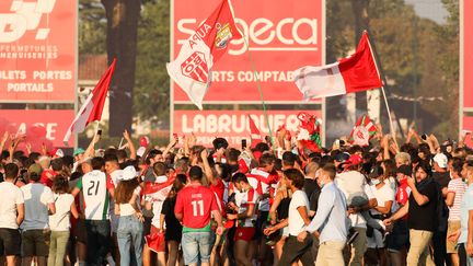 Les supporters biarrots lors de la rencontre Biarritz-Bayonne, samedi 12 juin. (THIBAULT SOUNY / AFP)