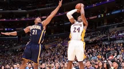 Kobe Bryant, ici face à David West, a marqué le panier de la gagne contre Indiana (ANDREW D. BERNSTEIN / NBAE / GETTY IMAGES)