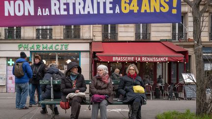 Des manifestantes en marge de la mobilisation contre la réforme des retraites, à Paris, le 19 janvier 2023. (EDOUARD MONFRAIS-ALBERTINI / HANS LUCAS / AFP)