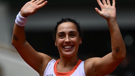 Martina Trevisan célèbre sa victoire contre Leylah Fernandez à Roland-Garros, le 31 mai 2022. (ANNE-CHRISTINE POUJOULAT / AFP)