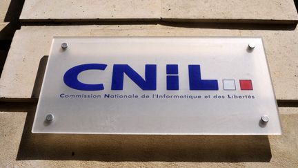 La plaque de la Cnil à Paris, le 9 janvier 2022. (SERGE ATTAL / ONLY FRANCE / AFP)