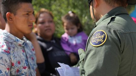 Les agents de contrôle des frontières examinent les papuers de migrants à McAllen au Texas (Etats-unis), le 12 juin 2018. (JOHN MOORE / GETTY IMAGES NORTH AMERICA)