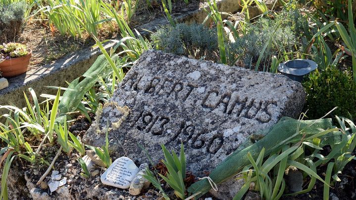 La tombe de l'&eacute;crivain et prix Nobel de litt&eacute;rature Albert Camus, &agrave; Lourmarin (Vaucluse). (JENS KALAENE / AFP)