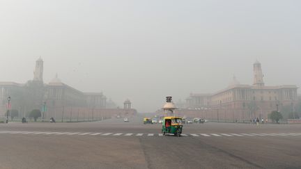 Les rues de New Delhi&nbsp;plongées dans une brume de&nbsp;pollution, le 13 novembre 2017, en Inde. (SAJJAD HUSSAIN / AFP)