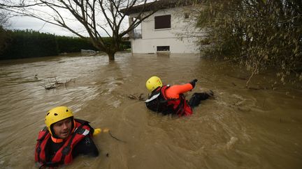 14 décembre 2021. Une personne est morte et cinq autres blessées après les pluies diluviennes qui se sont abattues sur la commune de Peyrehorade dans Les Landes dans le sud-ouest du pays en décembre dernier. 70.000 maisons n'avaient plus d'électricité. (GAIZKA IROZ / AFP)