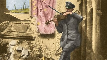 Quel contraste créent ce violoniste jouant au milieu des décombres, l’élégance raffinée de son instrument et l’horreur du décor. Quand cette photographie a été prise, dans l’église détruite de Combles, cet officier allemand mélomane ne se doutait pas que ses jours étaient comptés. On retrouvera ce cliché sur son cadavre, après qu’il aura été coupé en deux par un éclat d’obus lors de la bataille de la Somme. (Le Miroir/Prisma Media/GeoHistoire)