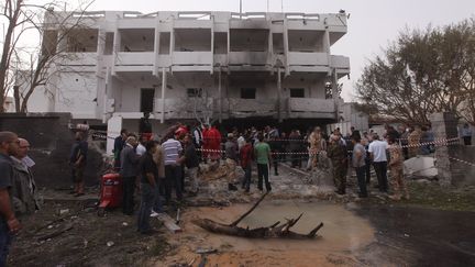 L'ambassade de France &agrave; Tripoli (Libye), apr&egrave;s un attentat &agrave; la voiture pi&eacute;g&eacute;e, le 23 avril 2013. (ISMAIL ZETOUNI / REUTERS)