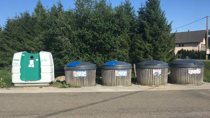 Trois poubelles de tri des déchets dans la commune de La Chaumusse (Jura). (EMMANUEL CALAFIORE / RADIO FRANCE)