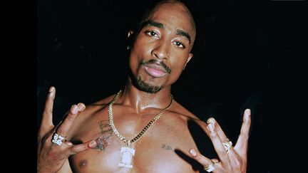 Tupac Shakur, le représentant du gangsta-rap le plus adulé du rap américain, était aussi poète, activiste social et acteur. Il est mort assassiné en septembre 1996. Il ornait la couverture du livre "Gangsta-rap" de Pierre-Yves Bocquet.
 (Lash / Sipa)