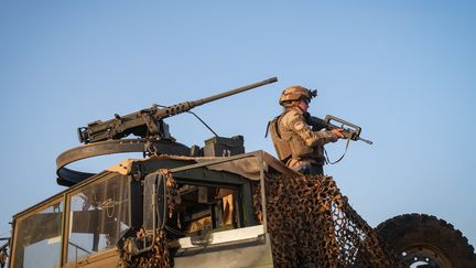 Un militaire français de l'opération Barkhane au&nbsp;Burkina Faso, en avril 2021. (FRED MARIE / HANS LUCAS)