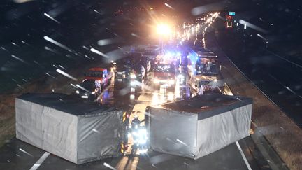 Un camion s'est renvers&eacute; sur l'autoroute en raison de la temp&ecirc;te. La circulation a &eacute;t&eacute; fortement perturb&eacute;e,&nbsp;pr&egrave;s des villes de Gera et Roneburg en Allemagne, le 5 d&eacute;cembre 2013.&nbsp; (BODO SCHACKOW / AFP)