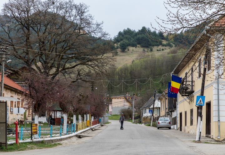 Des collines apparaissent derrière une rue de Roşia Montana, en Roumanie, le 24 avril 2019.&nbsp; (MARIE-ADELAÏDE SCIGACZ / FRANCEINFO)