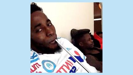 André Poko fumant la chicha avec un maillot de l'OM